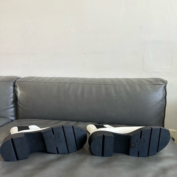 Norah Leather Lug Sole Chelsea Booties. Stuart Weitzman, white, new but no box. - Picture 6 of 10